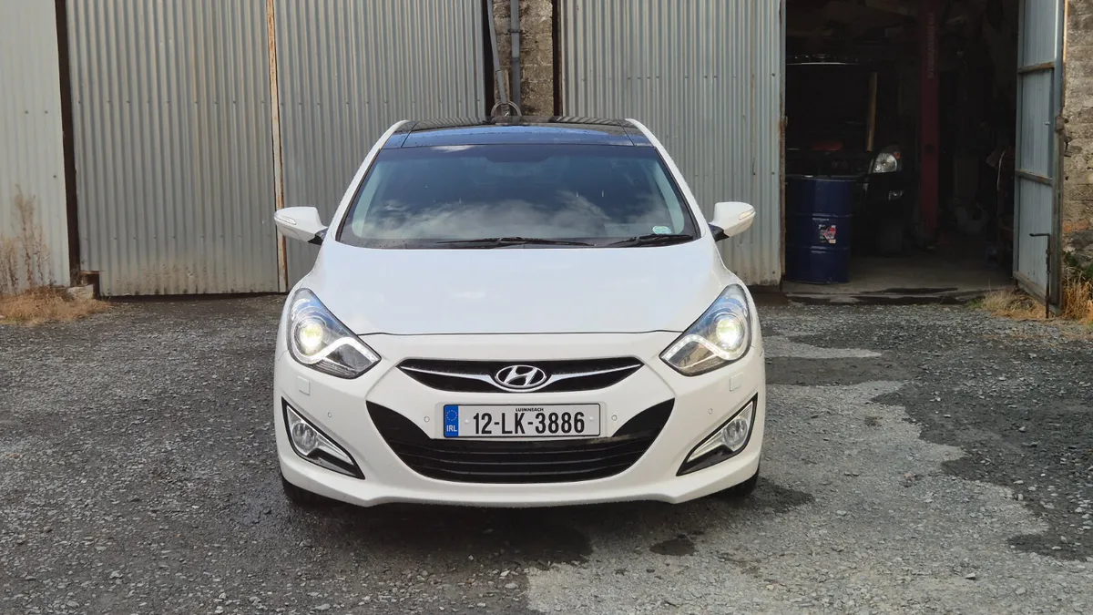 Hyundai i40 1.7CRDI Premium 136hp Manual Saloon - Image 2