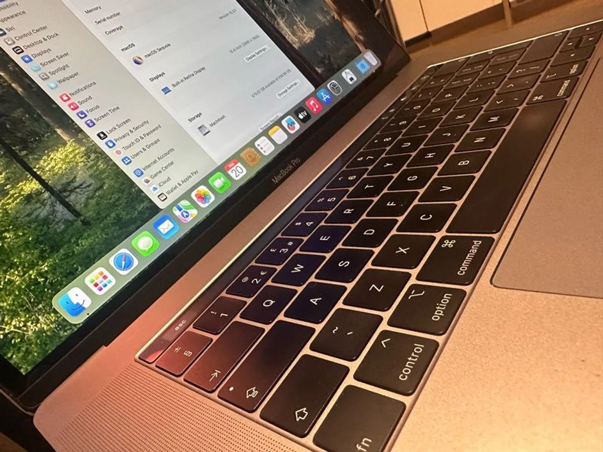 MacBook Pro 15, 2019 - touch bar - Image 2