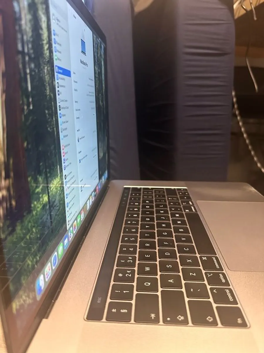 MacBook Pro 15, 2019 - touch bar - Image 3