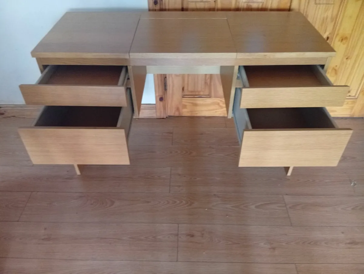 Universal Quality desk dressing table - Image 1