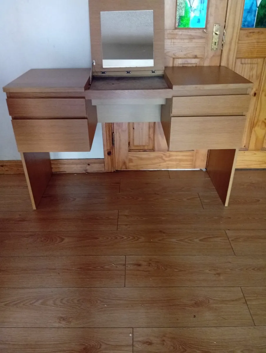 Universal Quality desk dressing table - Image 4
