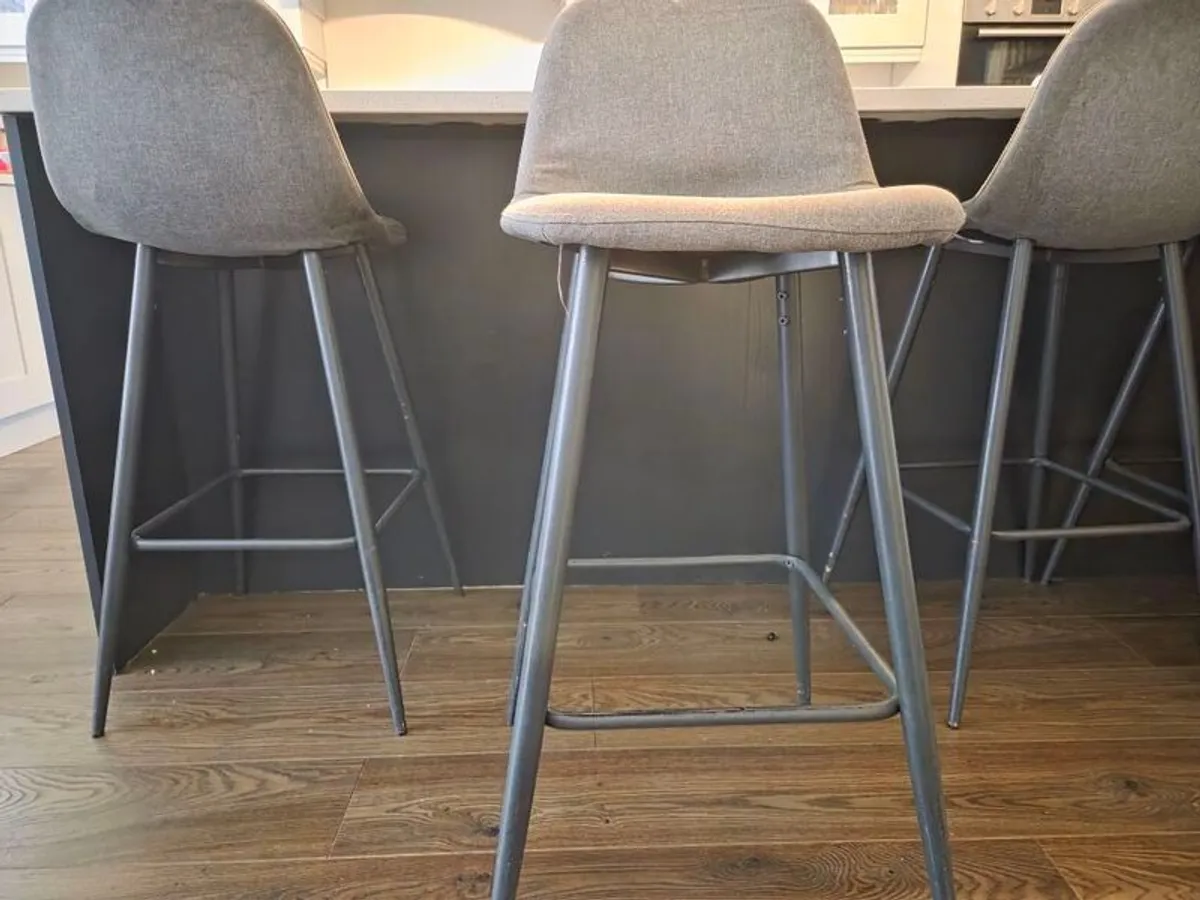 4 Kitchen island Stools - Image 1
