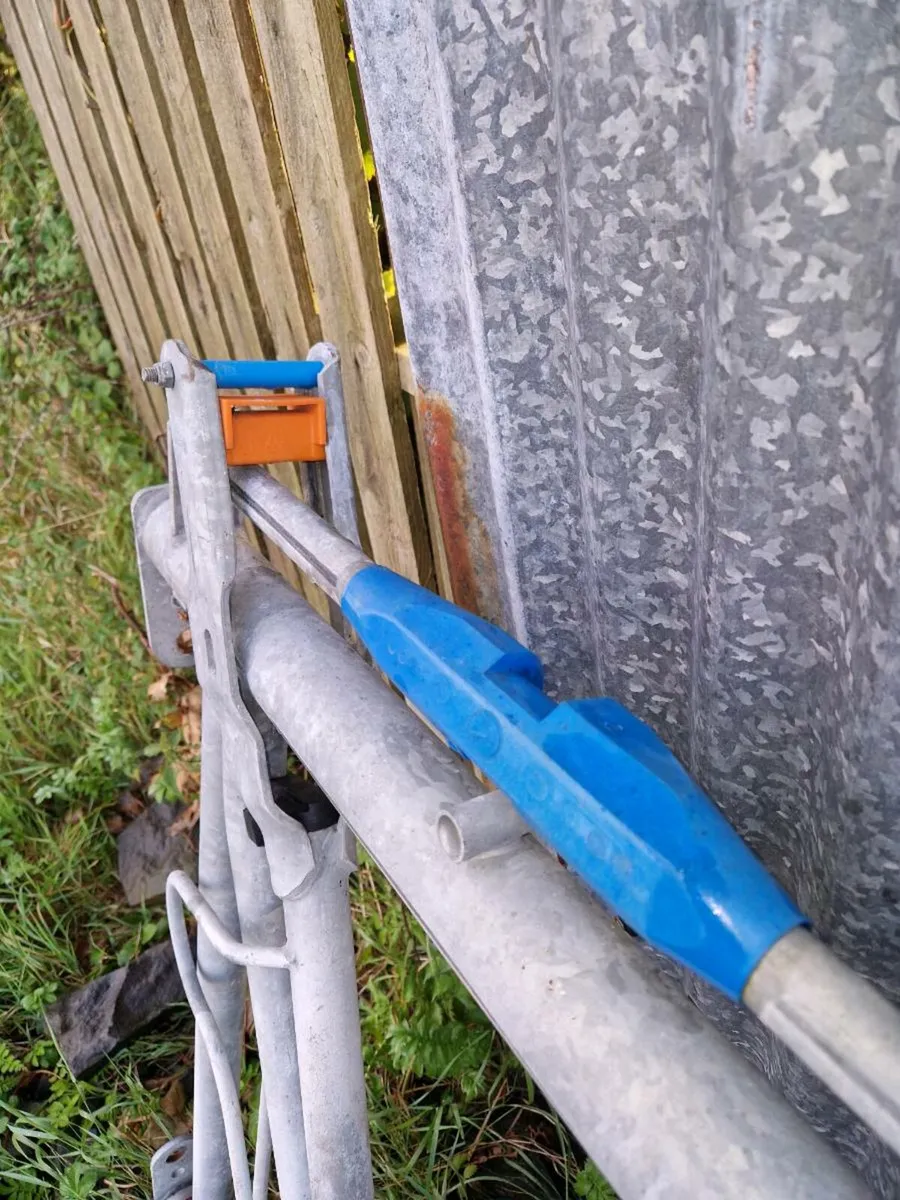 Locking Barrier - Image 3