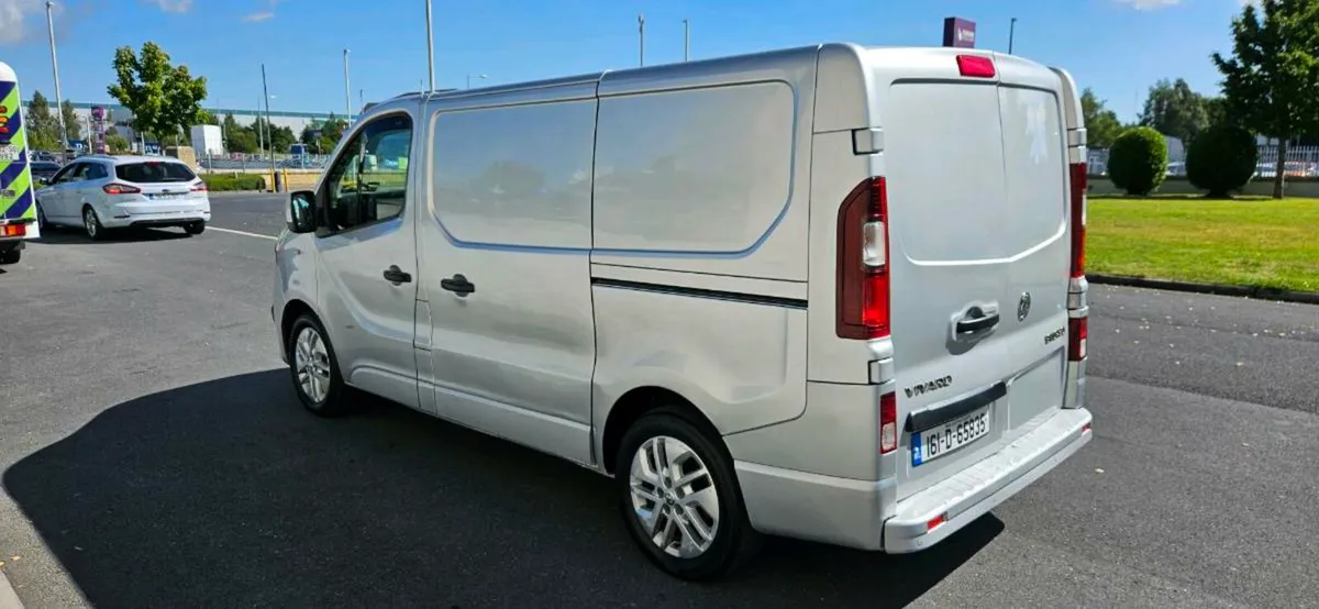 RENAULT TRAFIC VAUXHALL VIVARO SPORT - Image 4