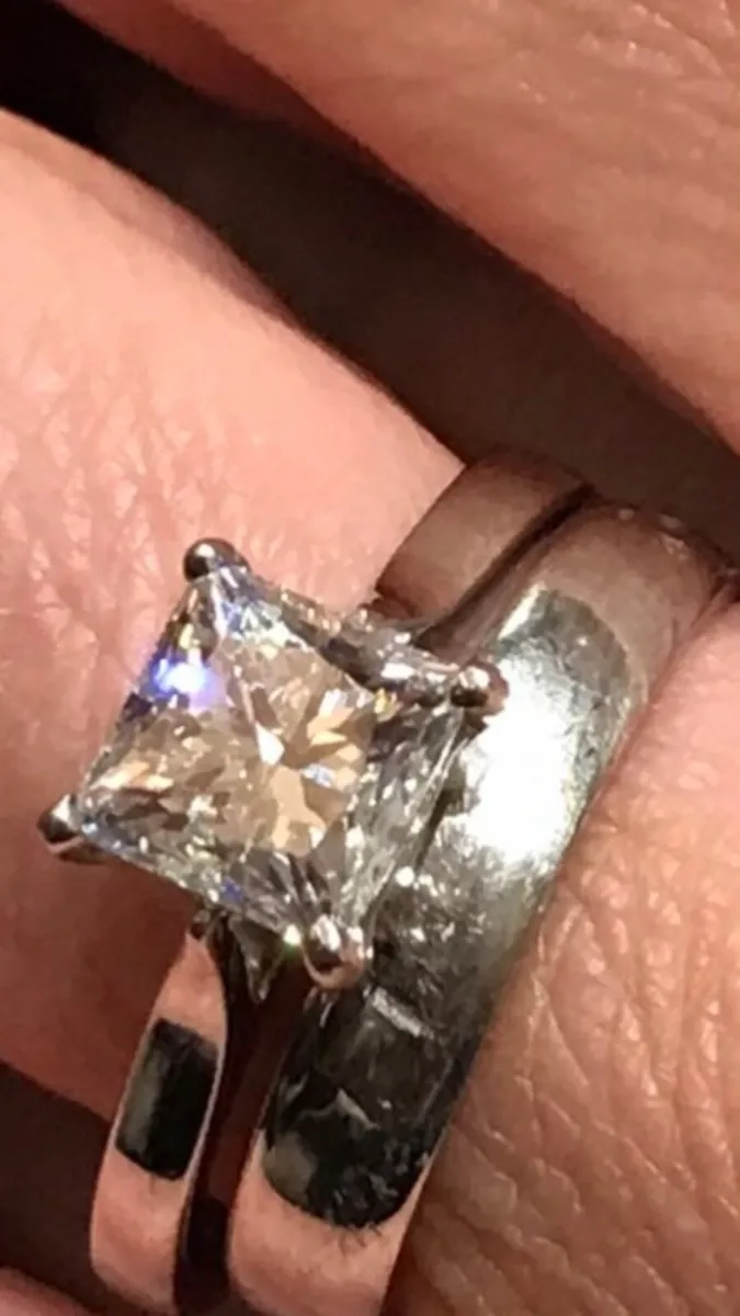 Diamond solitaire ring - Image 1