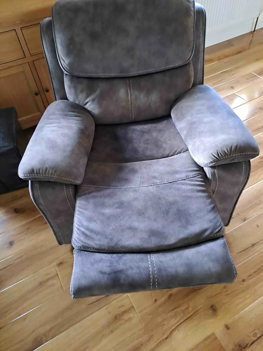 Three Piece Suite - Image 4