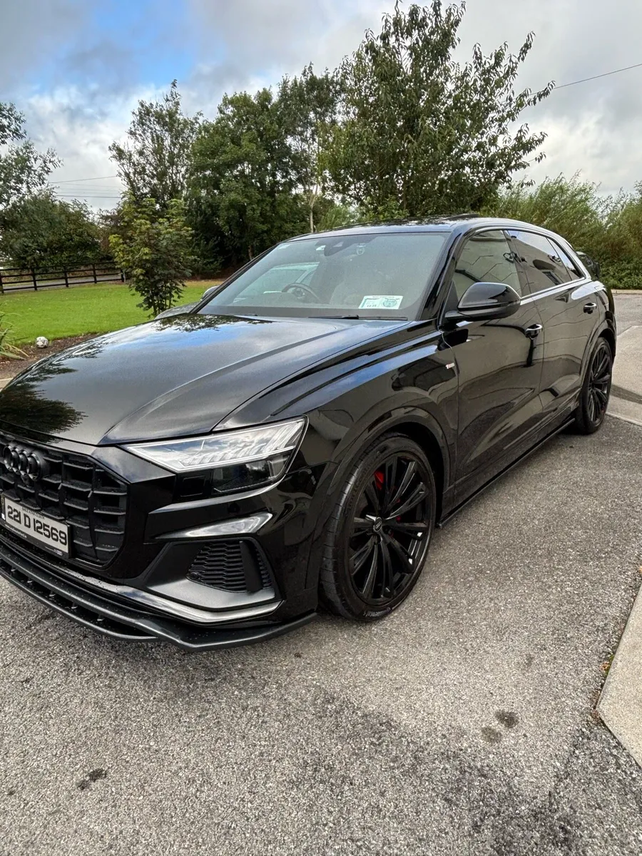 Audi Q8 60TFSIe Competition - Image 3
