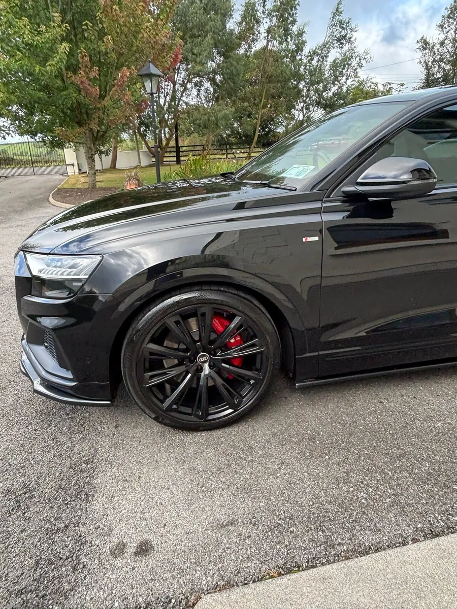 Audi Q8 60TFSIe Competition - Image 4