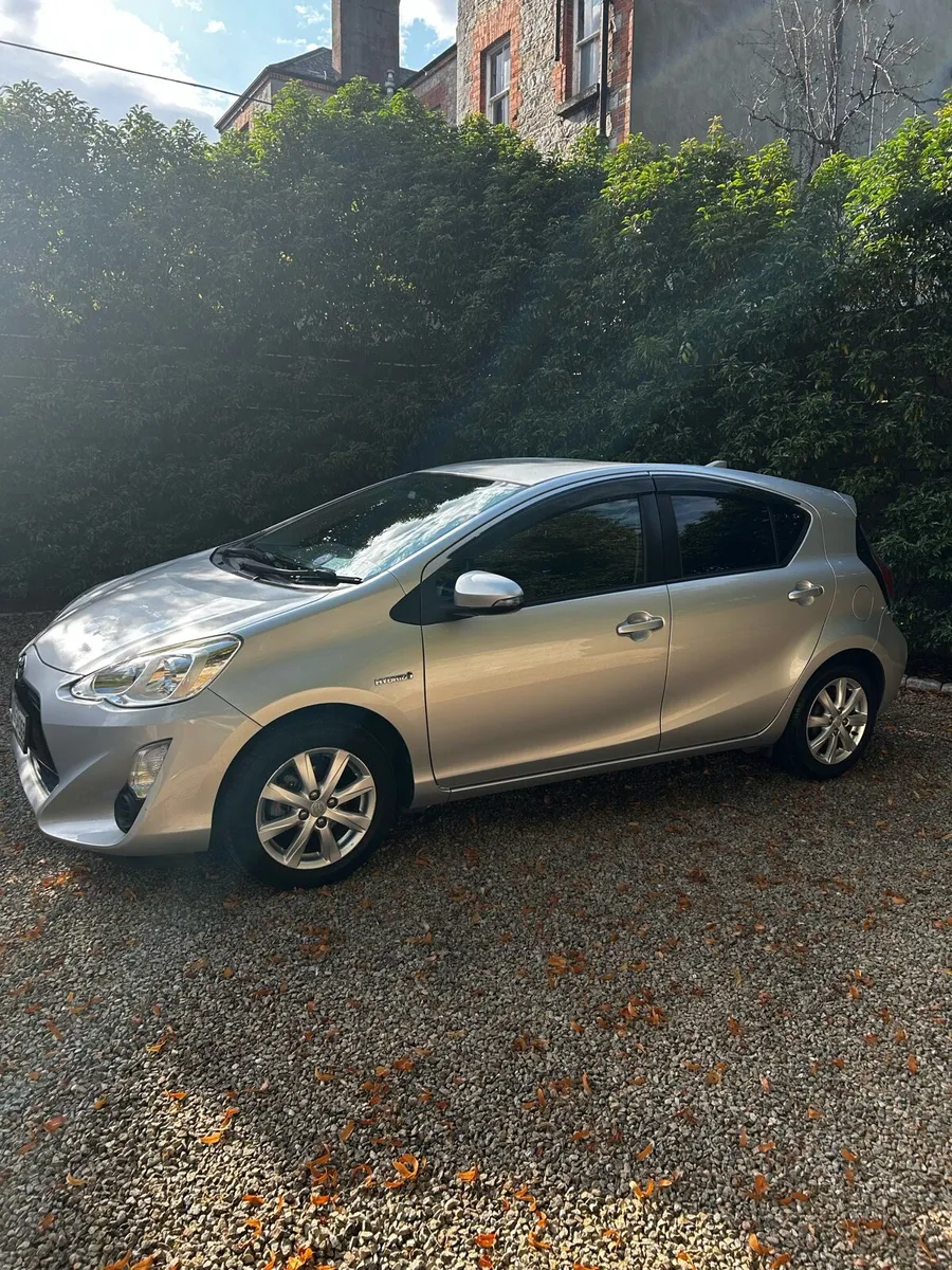 2016 (162) Toyota Aqua - Image 4