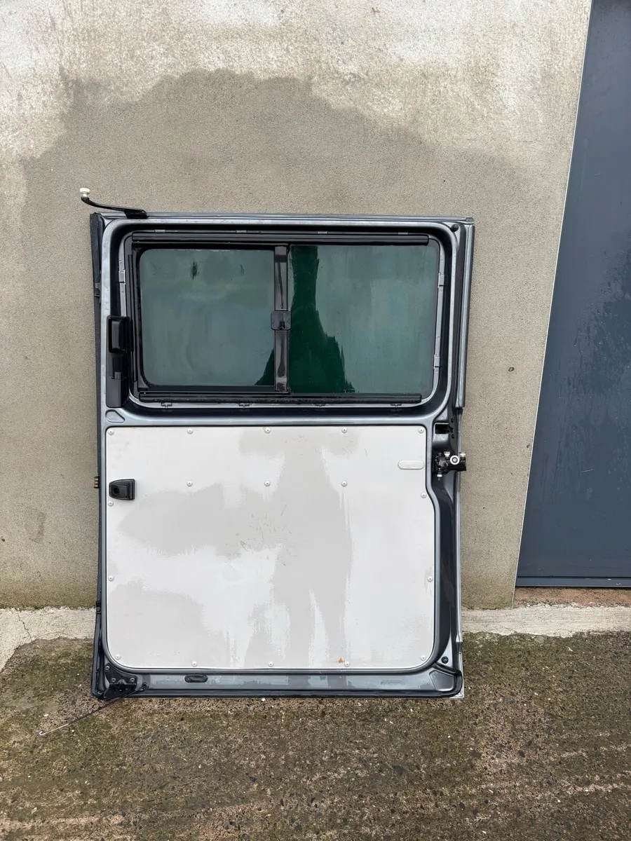 Volkswagen Transporter Bulkhead & RH Sliding Door - Image 3
