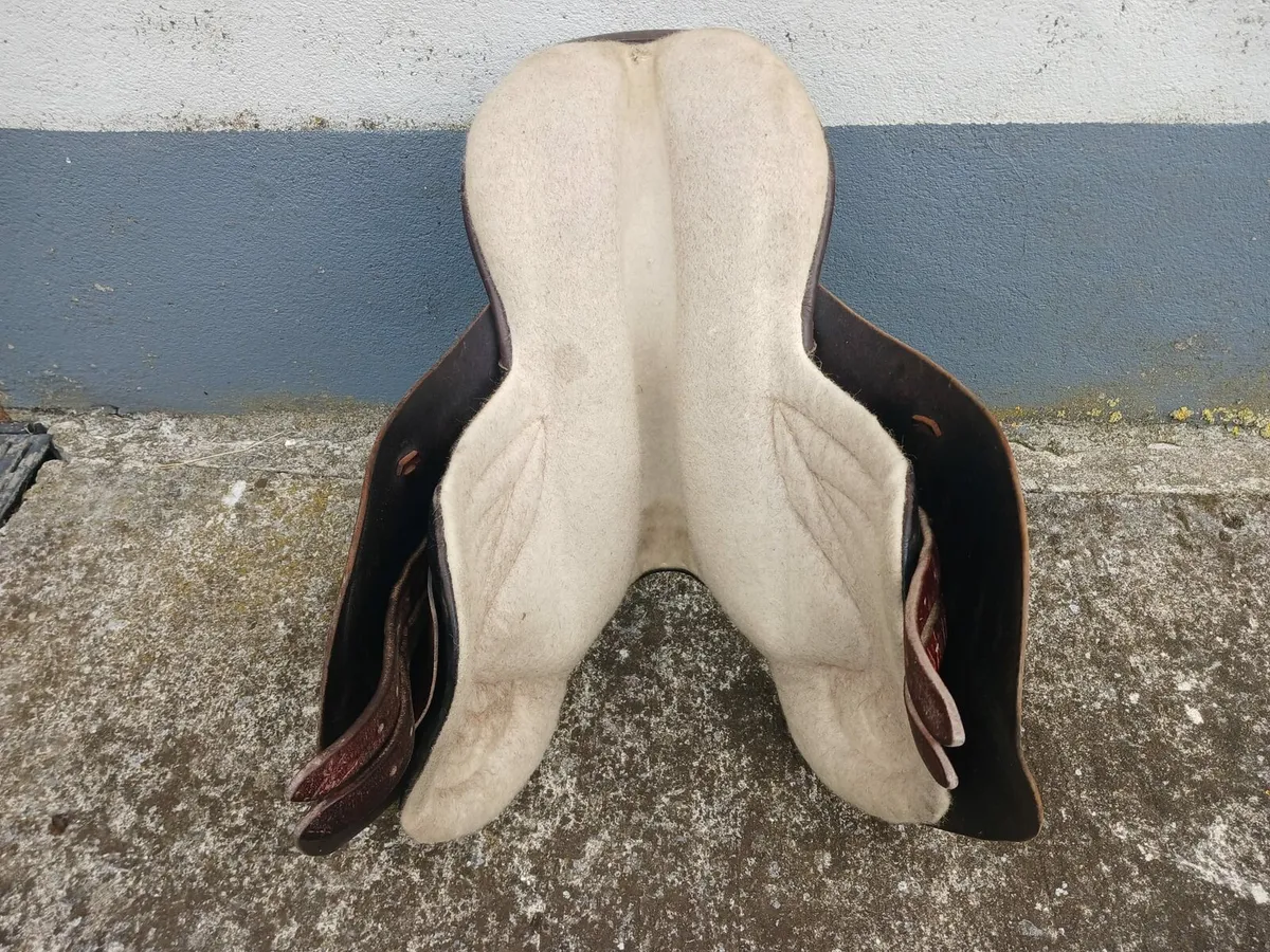 Berney race excersize saddle. - Image 3
