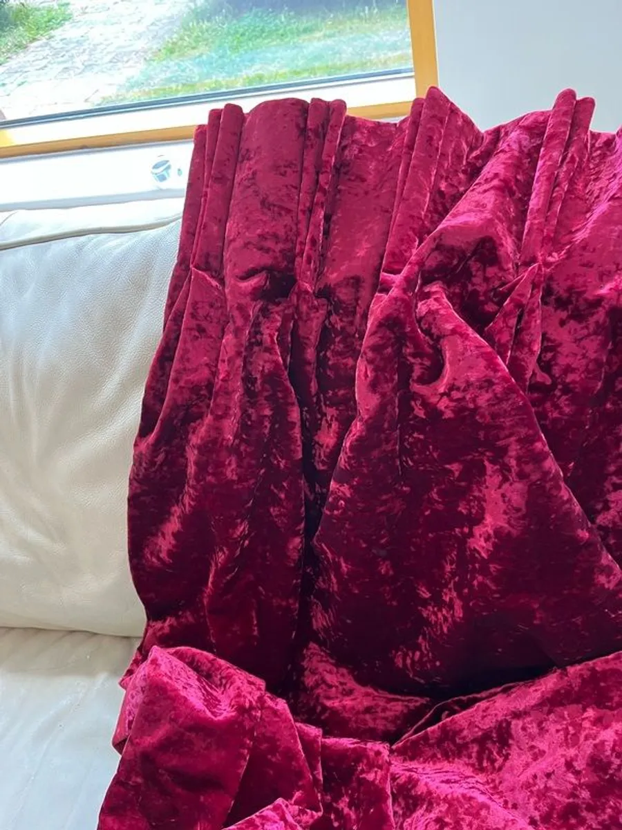 Laura Ashley Wine Crushed Velvet Curtains -1 pair,1 single -90 x 120 - Image 4