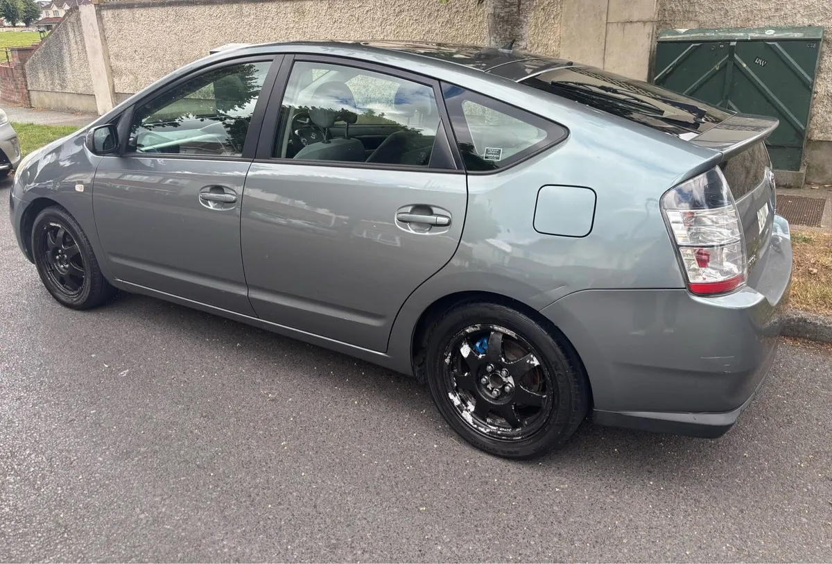 Toyota Prius 2005 - Image 2
