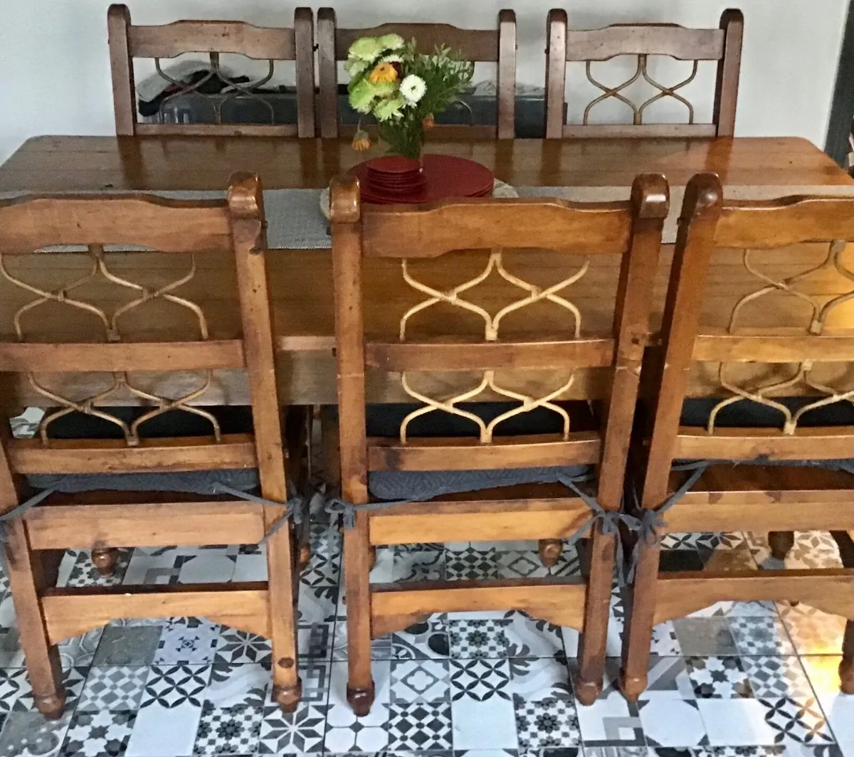 Table & 6 chairs - Image 1