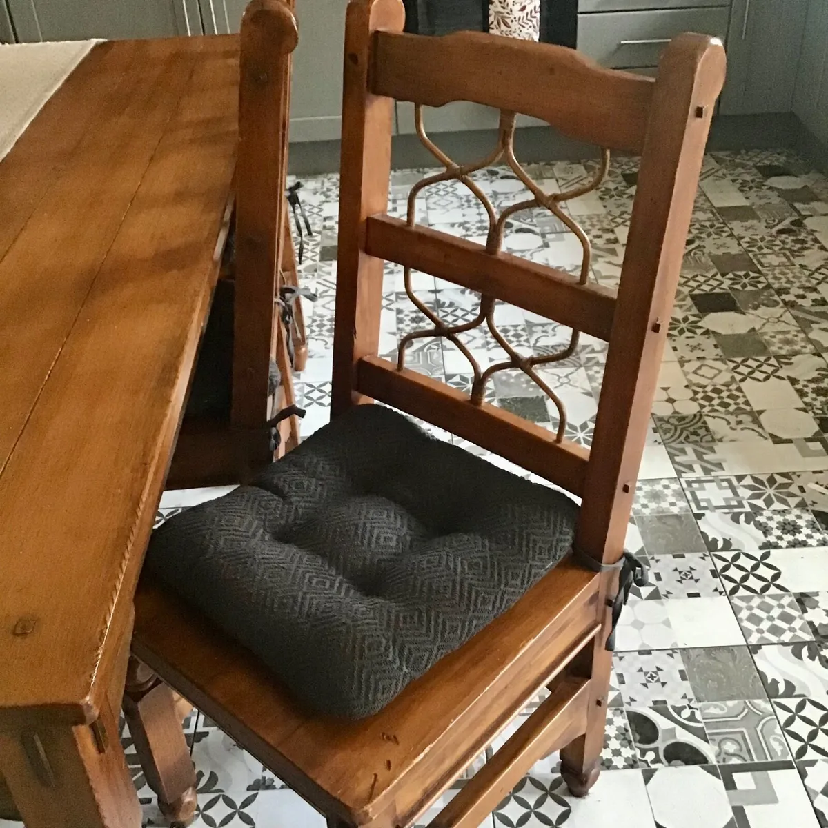Table & 6 chairs - Image 3