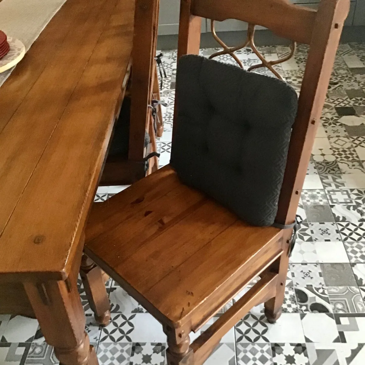 Table & 6 chairs - Image 4