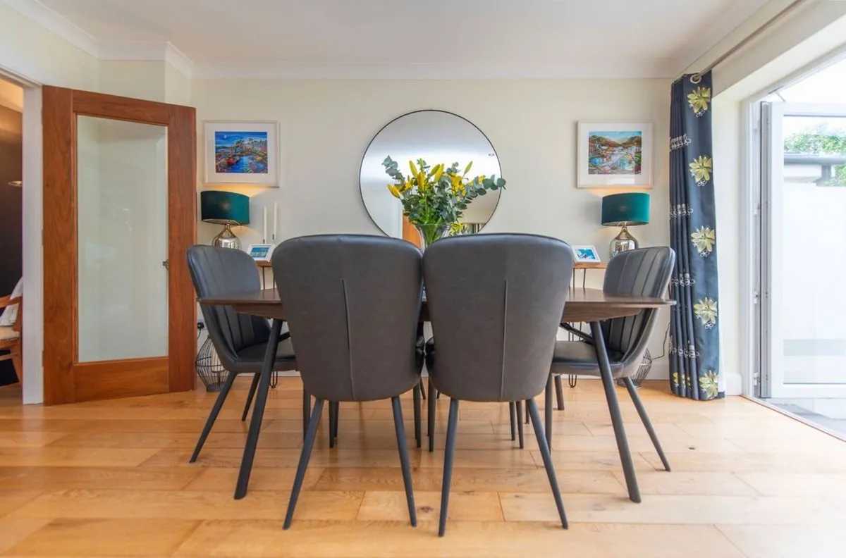 6 dining room chairs from Ez Living Furniture - Image 1