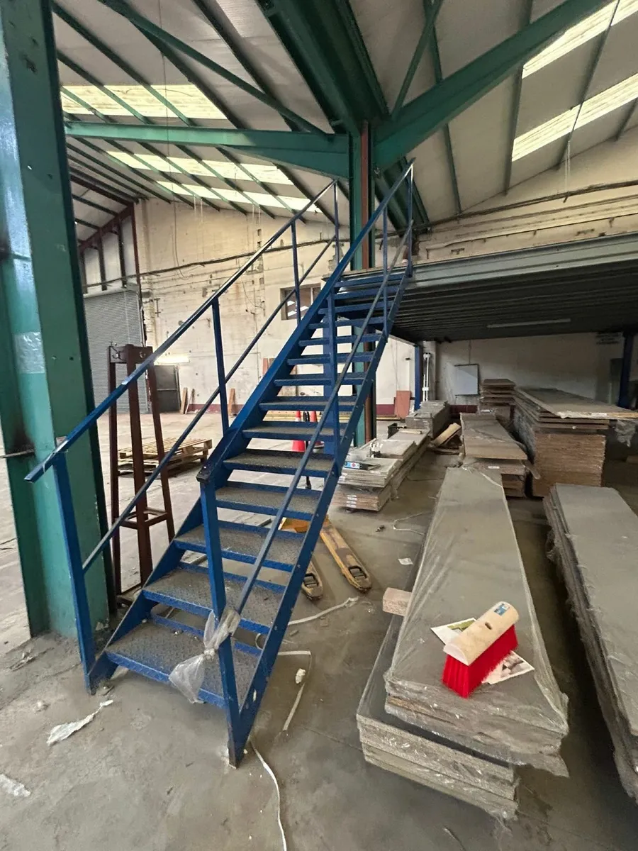 Mezzanine floor in excellent condition - Image 3