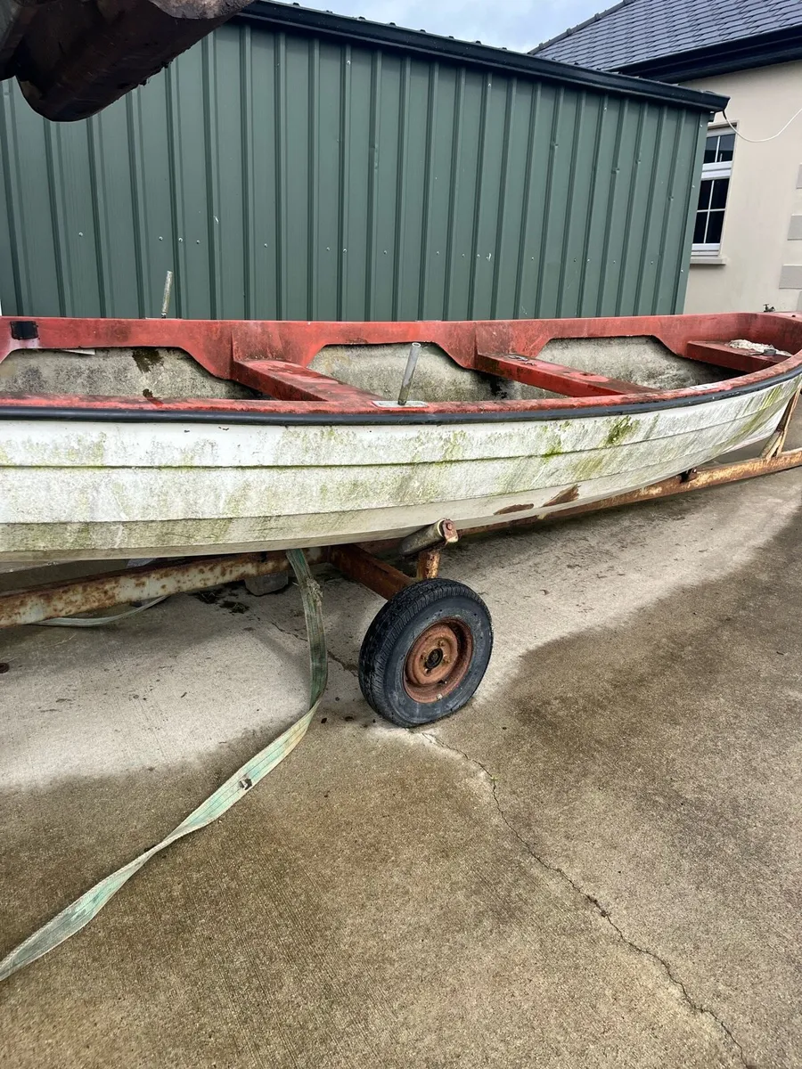 Boat and trailer - Image 1
