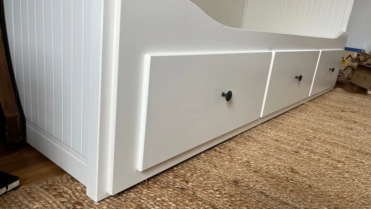 Ikea Daybed hemnes + mattresses like new - Image 2