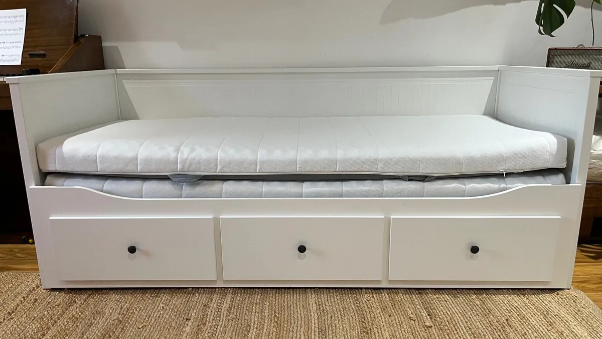 Ikea Daybed hemnes + mattresses like new - Image 4