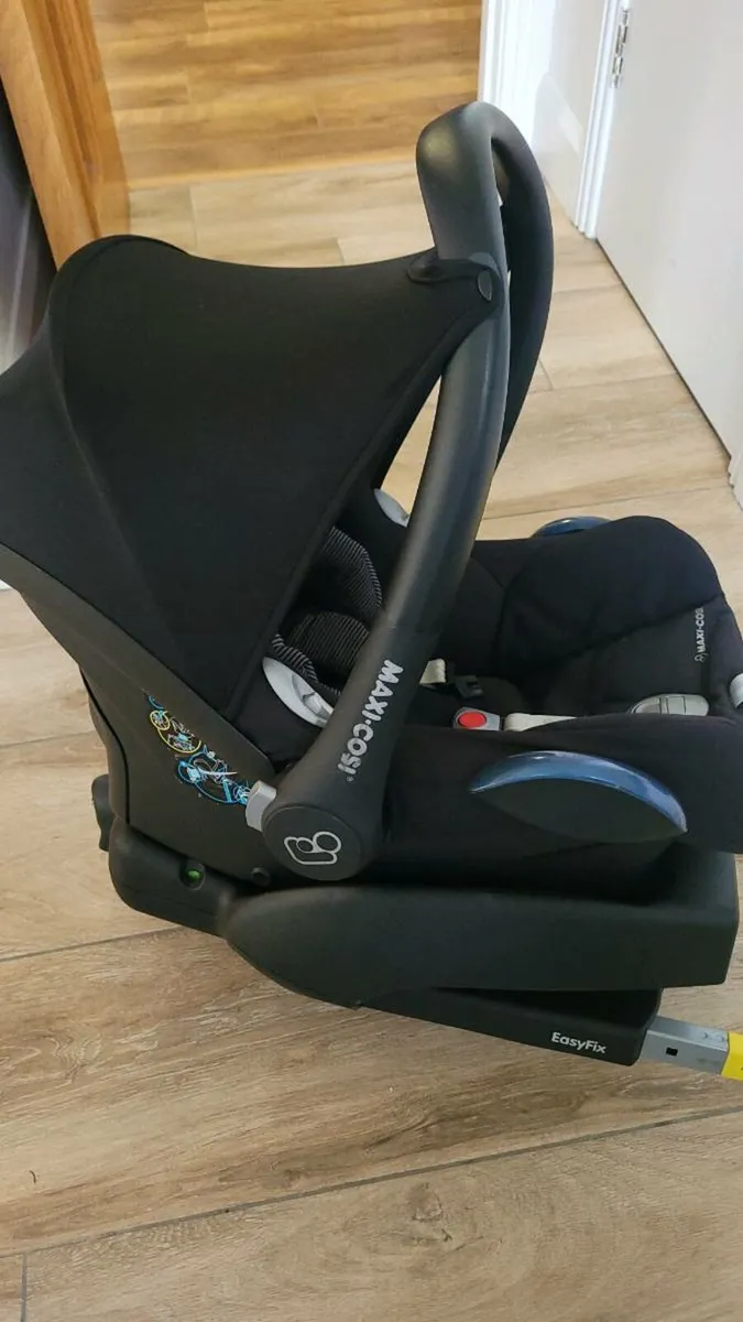 Maxi-Cosi CabrioFix Car Seat + EasyFix Base - Image 2