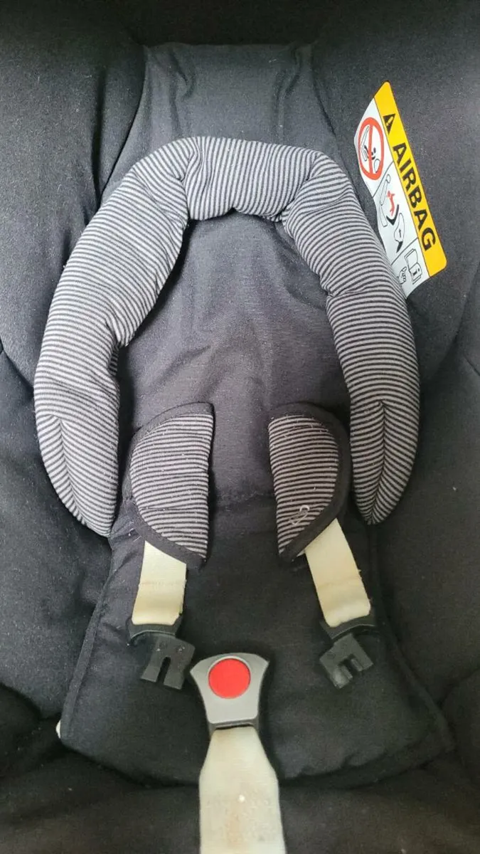 Maxi-Cosi CabrioFix Car Seat + EasyFix Base - Image 4