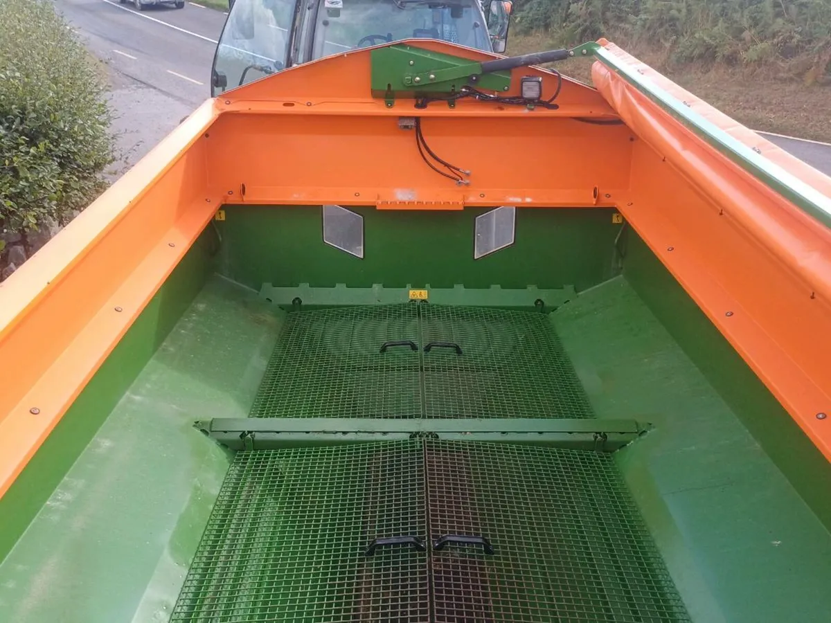 Amazone trailed fertiliser spreader - Image 3