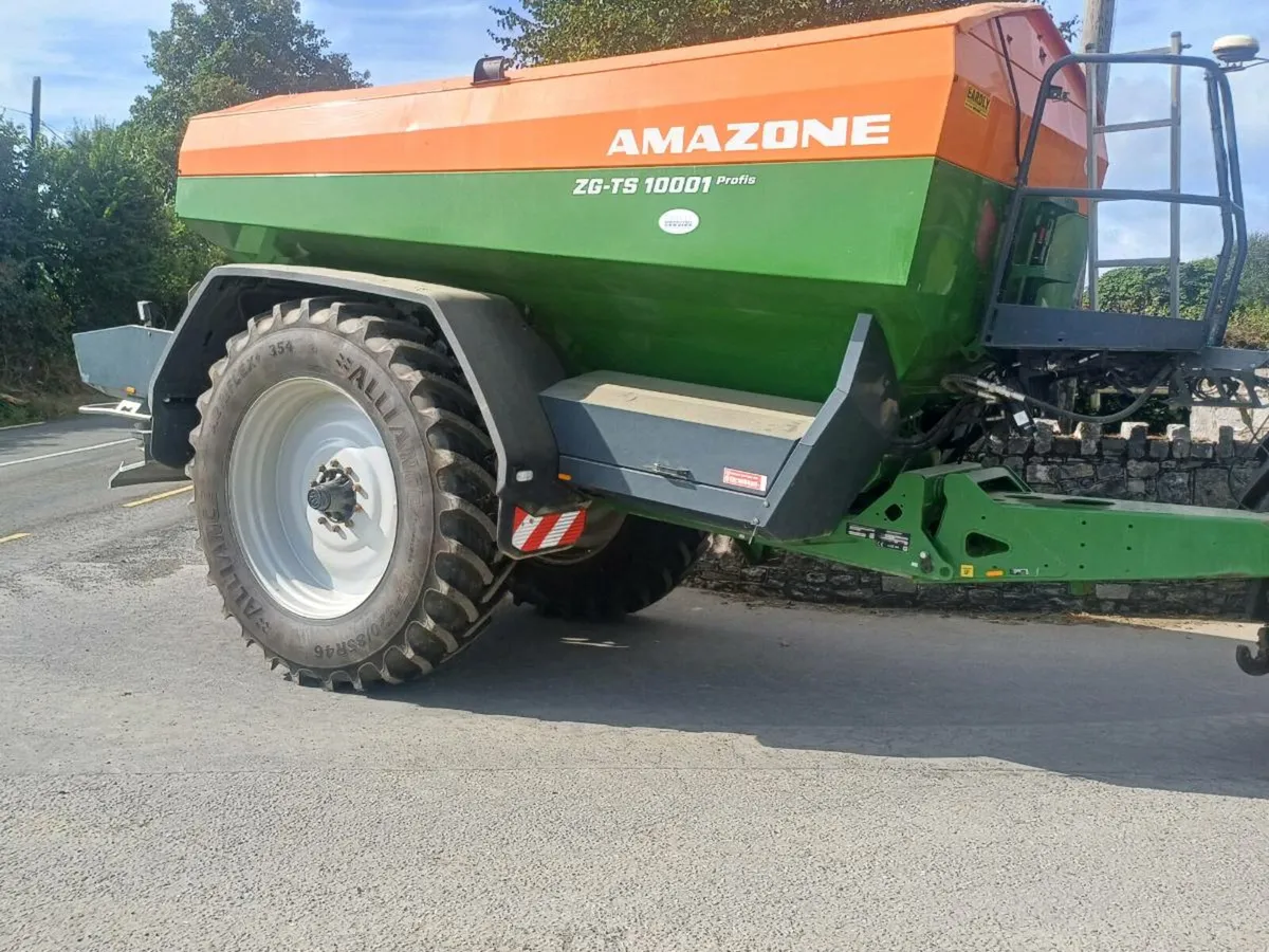 Amazone trailed fertiliser spreader - Image 2