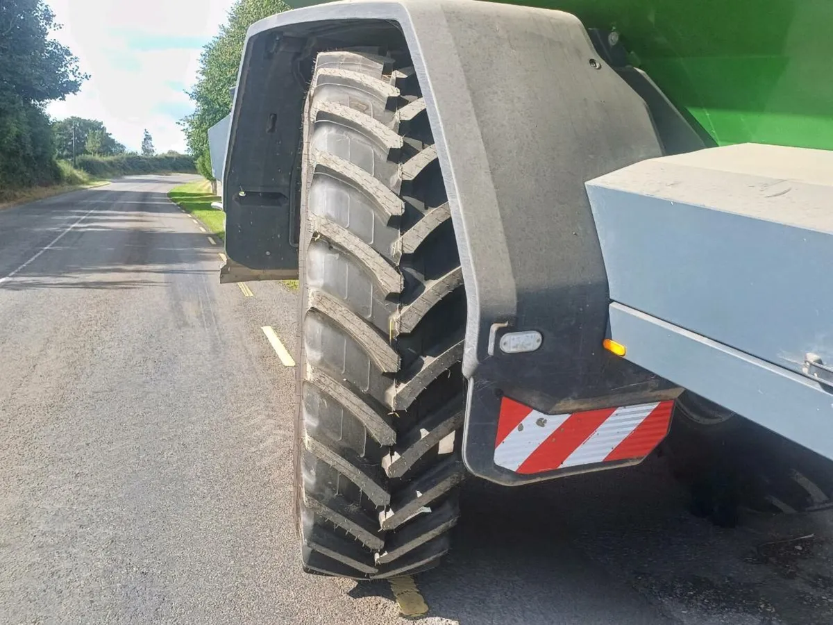 Amazone trailed fertiliser spreader - Image 4