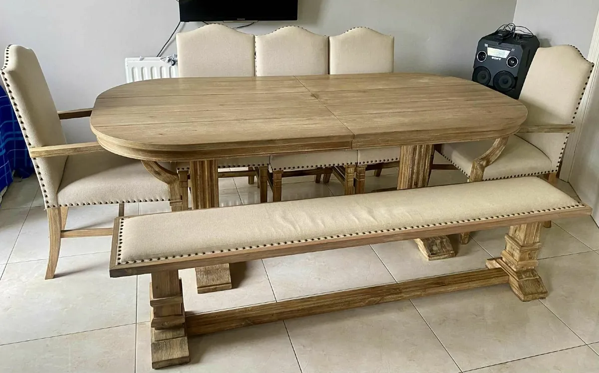 Table and chairs - Image 1