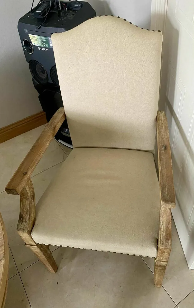 Table and chairs - Image 3