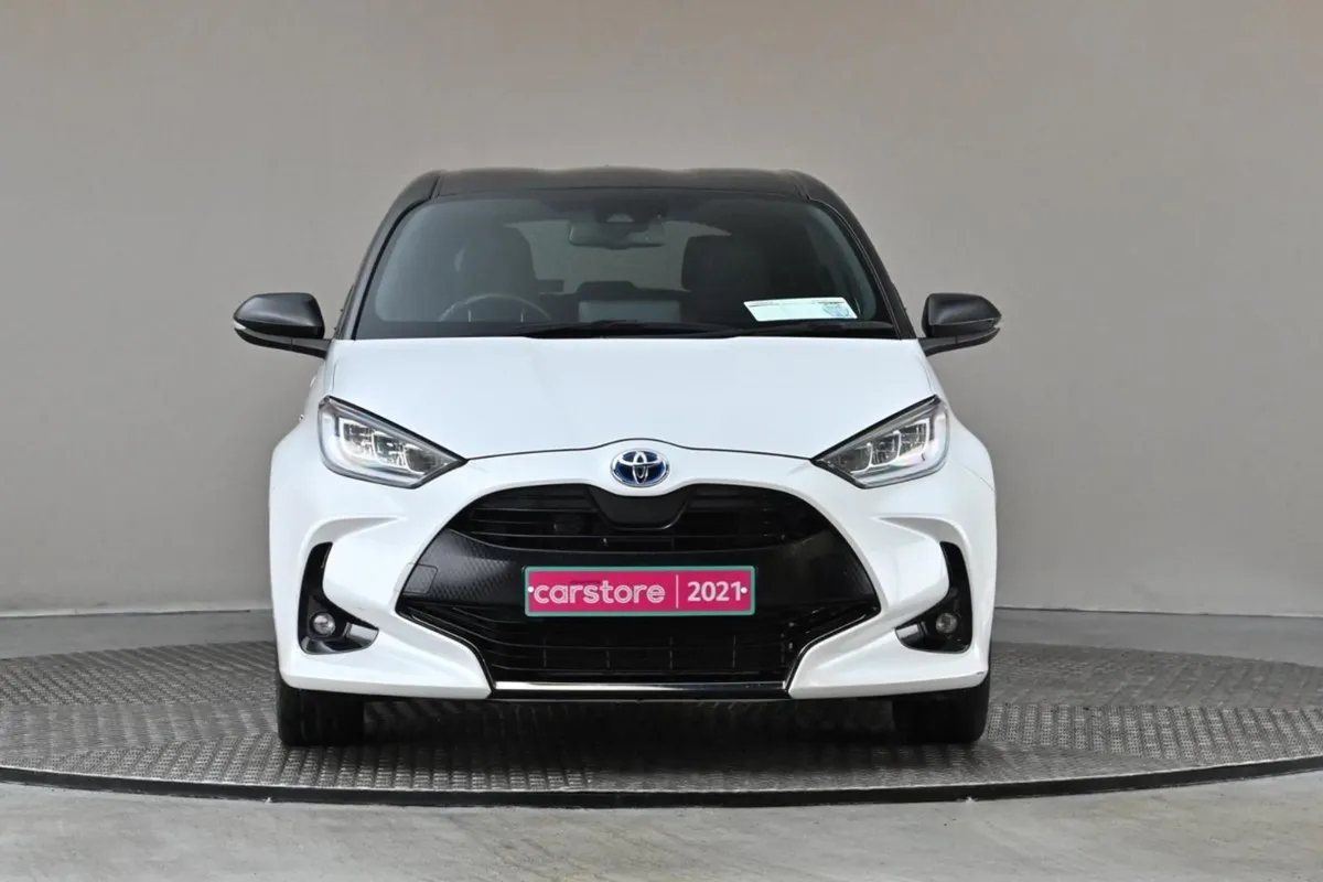 Toyota Yaris 1.5 Hybrid Style  2tone Roof - Image 2