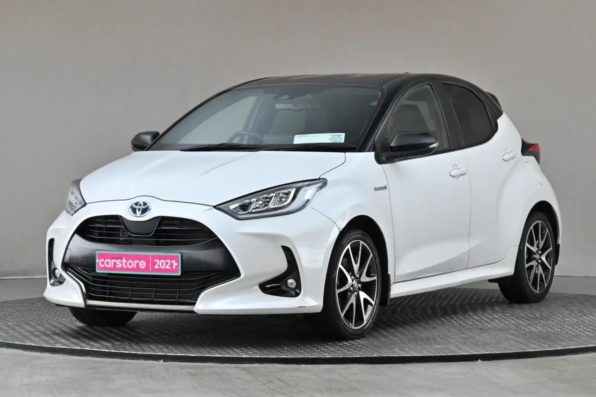 Toyota Yaris 1.5 Hybrid Style  2tone Roof - Image 3