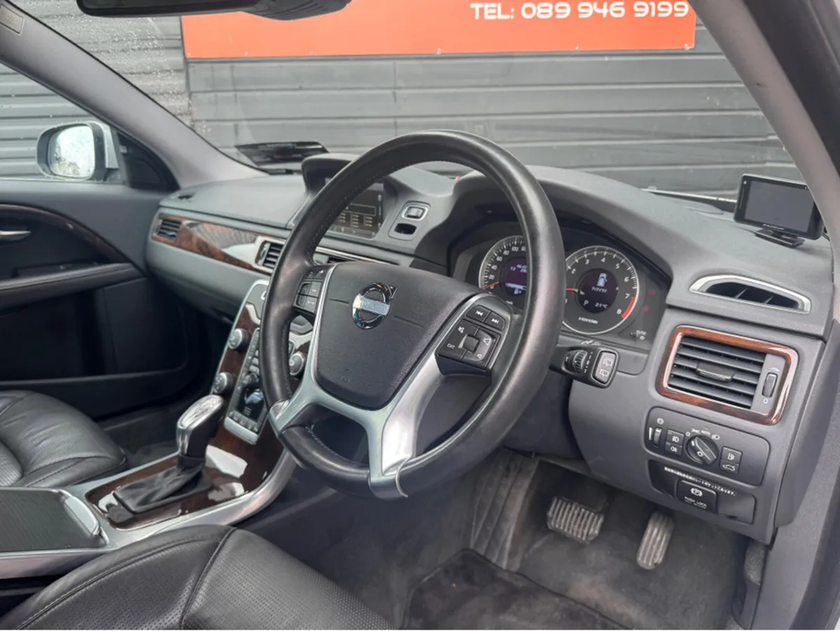 Volvo V70 1.6 T4 ESTATE AUTO - Image 2