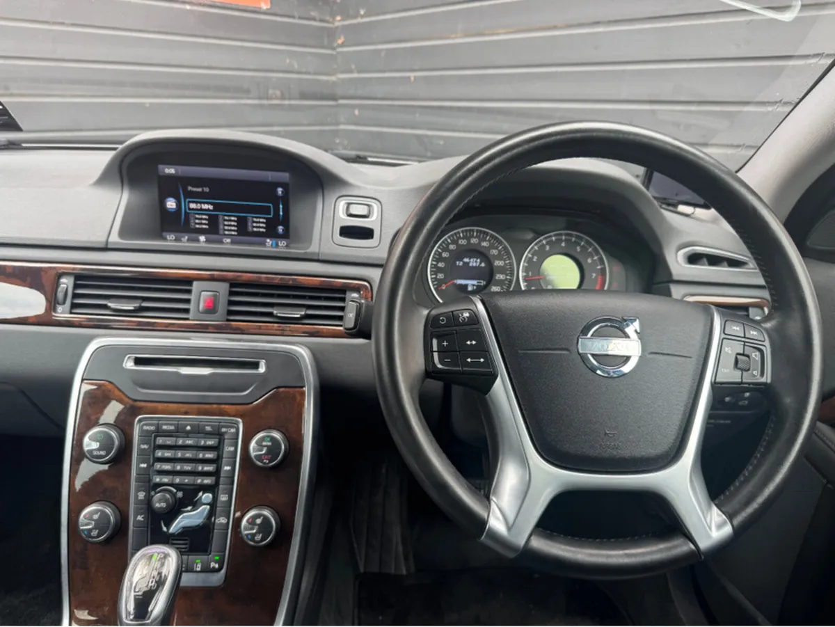 Volvo V70 1.6 T4 ESTATE AUTO - Image 4