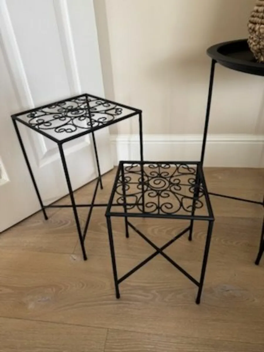 Flower pot holder tables 2 pieces - Image 1