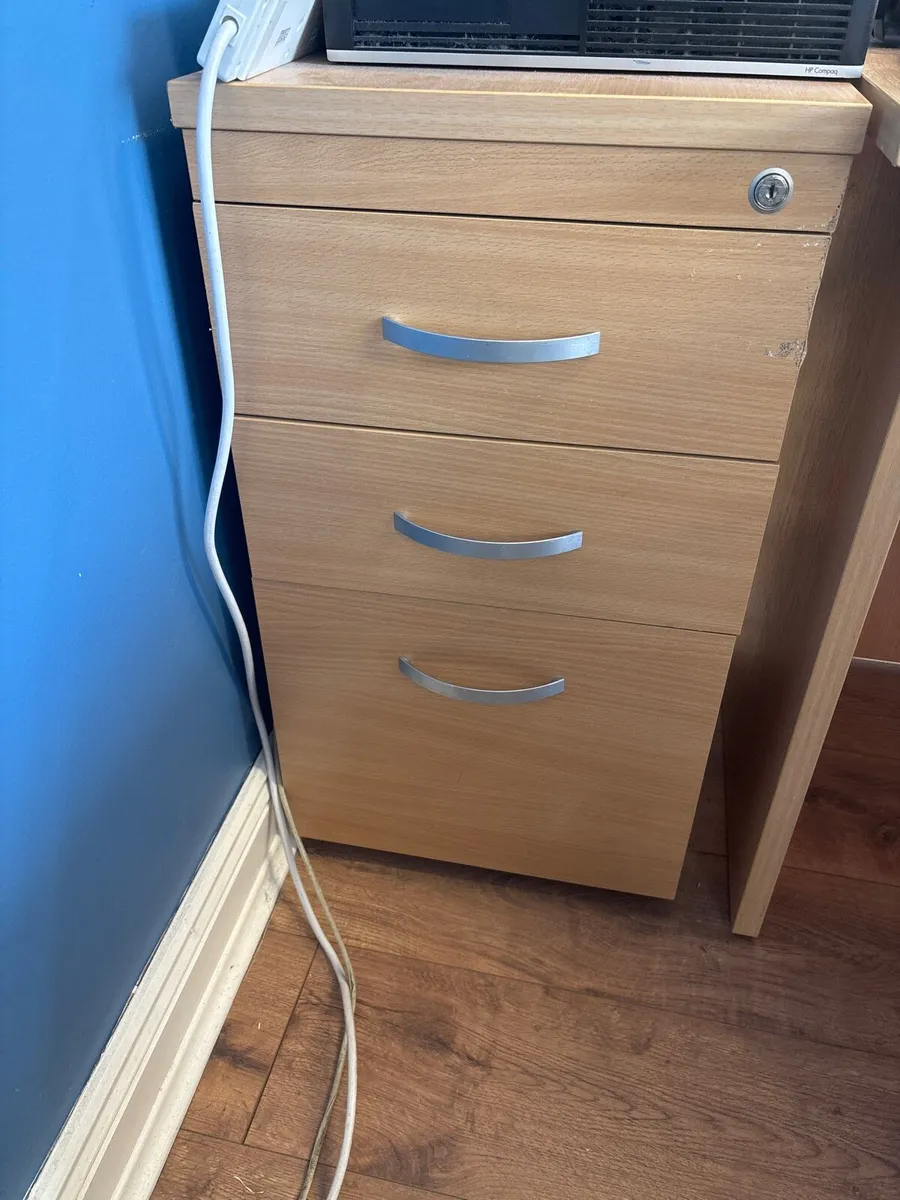 3 Large Office Desks with 3 Cabinets - Image 2