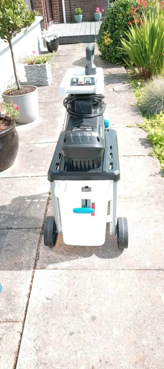Garden electric shredder. - Image 1