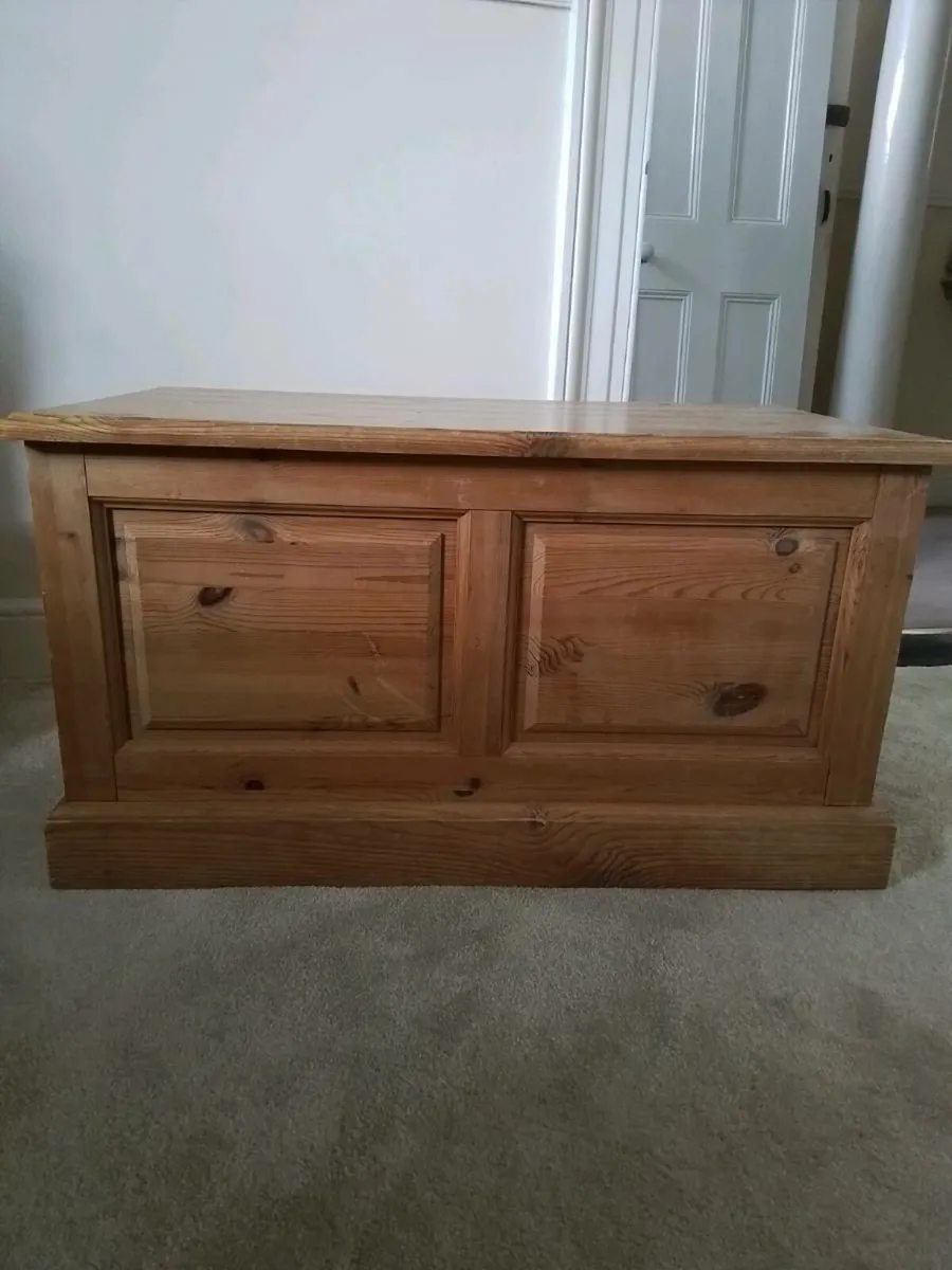 Solid wood chest/blanket box with hinged lid - Image 1
