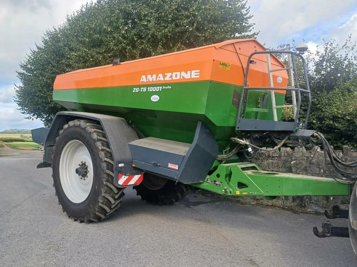 Amazone trailed fertiliser spreader - Image 1