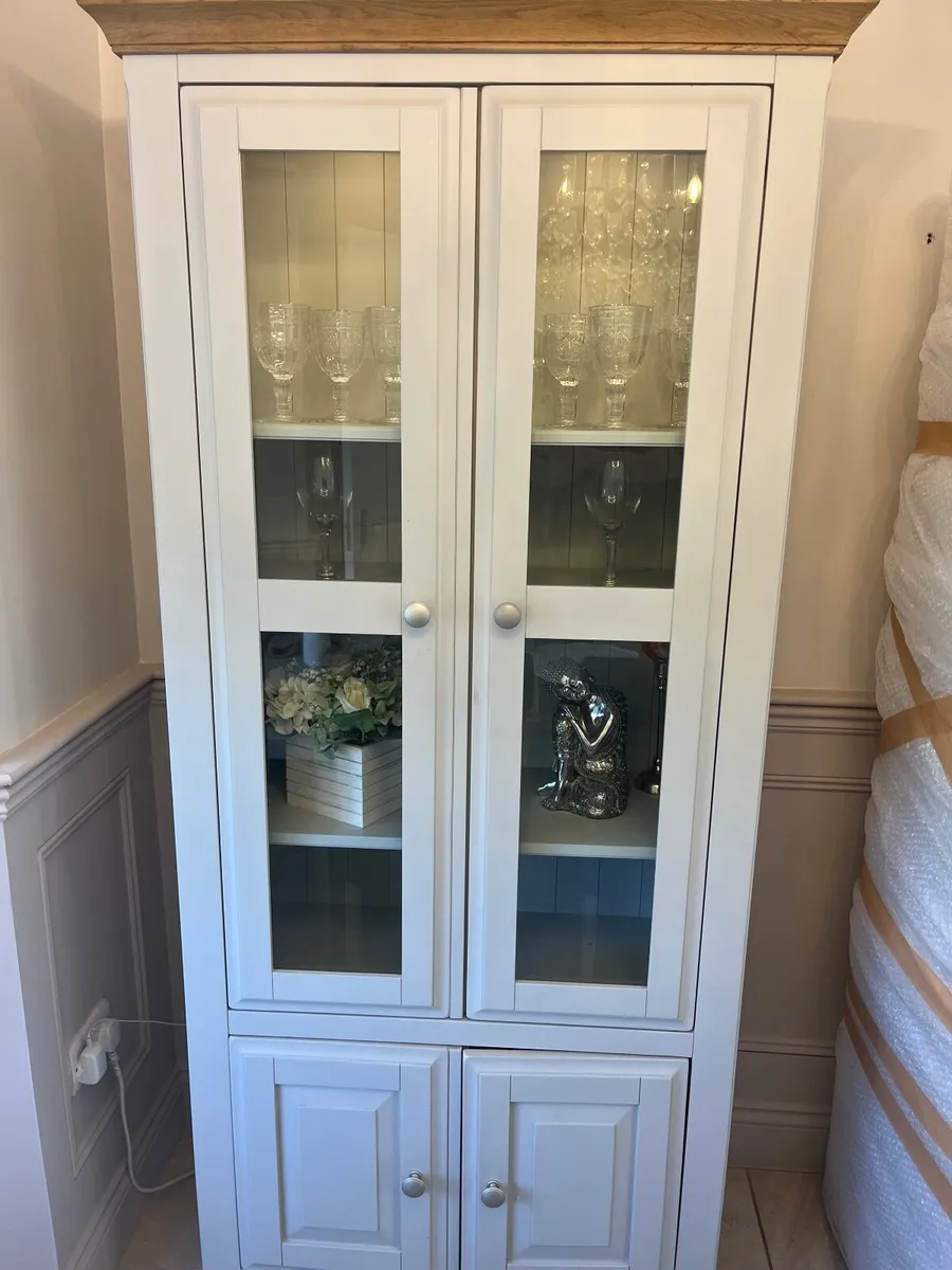 Cabinet with inbuilt lights - Image 1