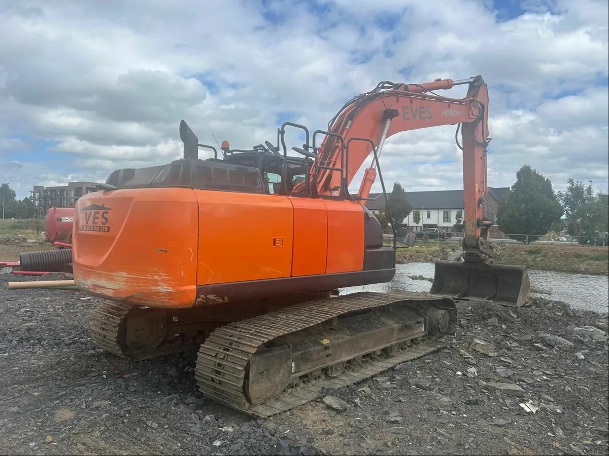 Excavator Hitachi 210 LC -6 - Image 2