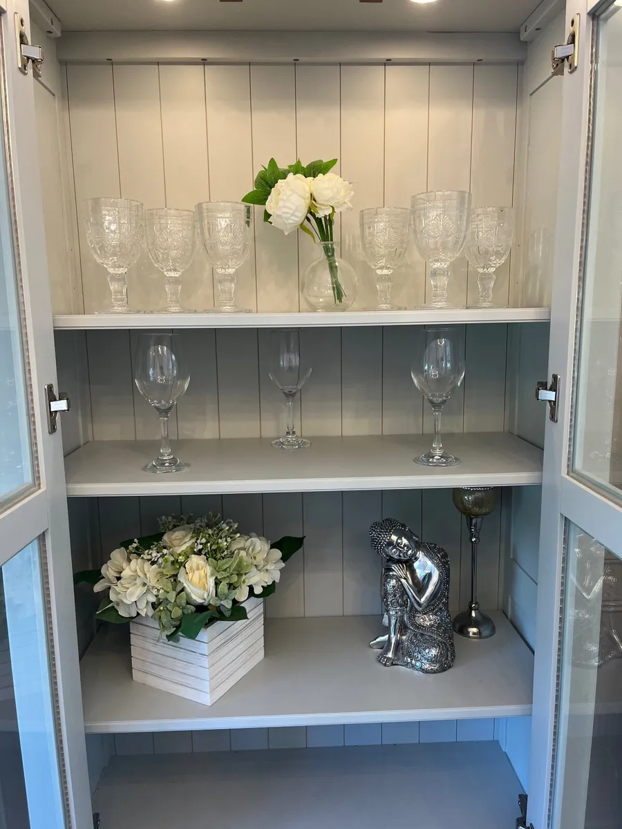 Cabinet with inbuilt lights - Image 2