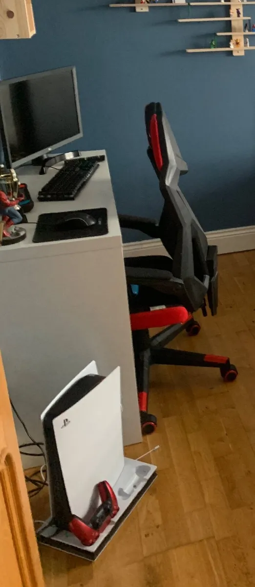 Gaming chair and desk - Image 2