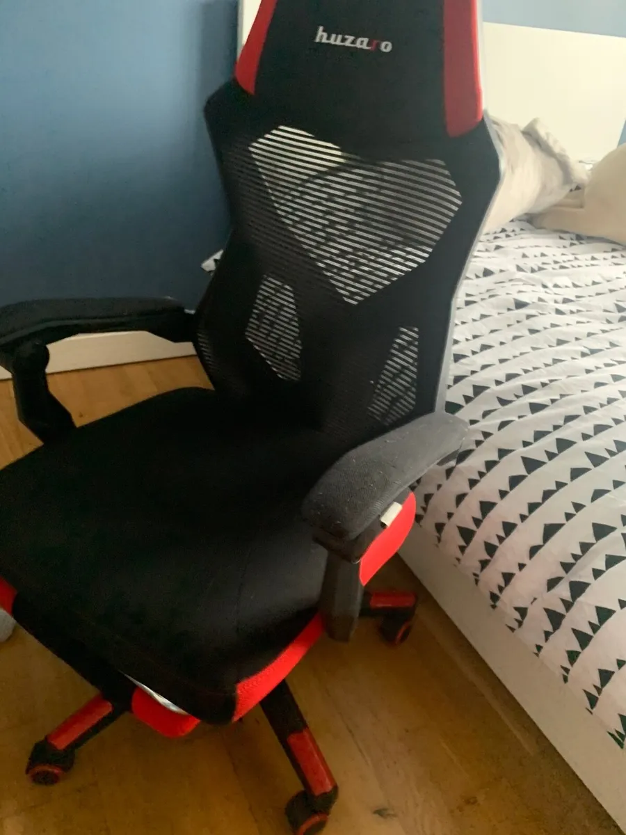 Gaming chair and desk - Image 3