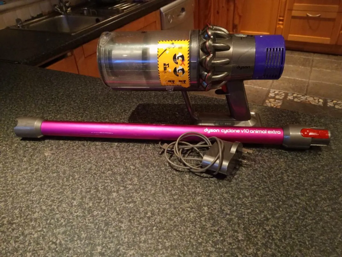 Dyson v10 animal extra vacuum - Image 1