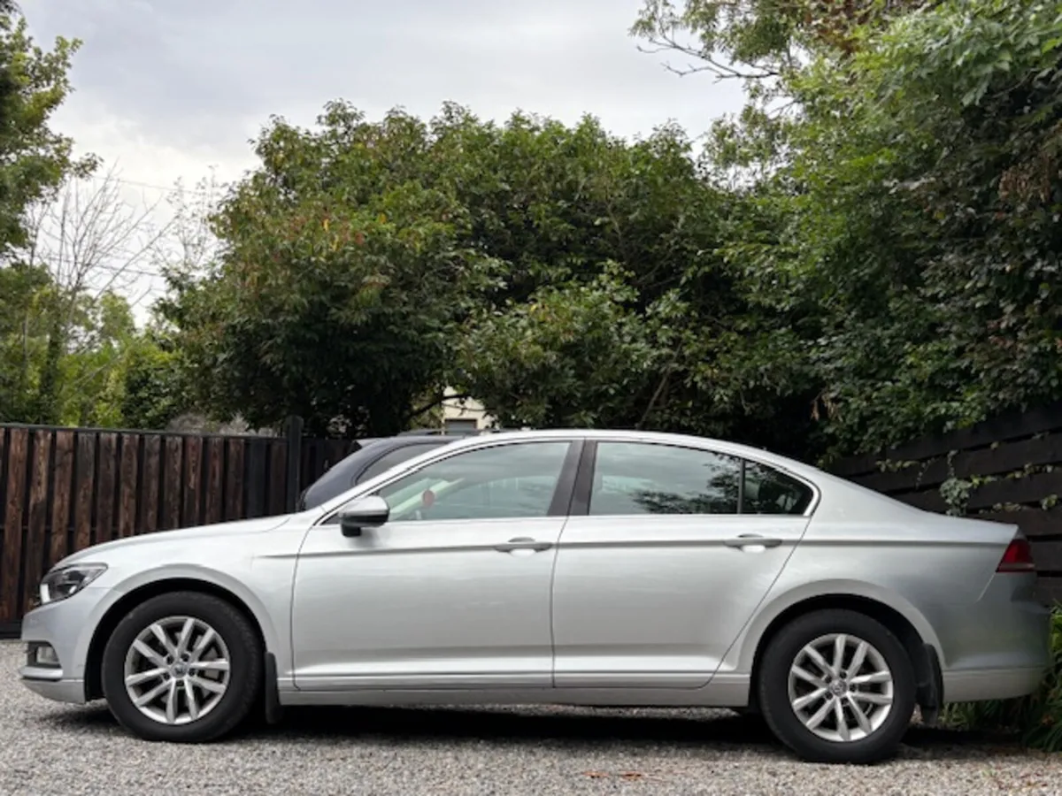 Volkswagen Passat 2015 - Image 2