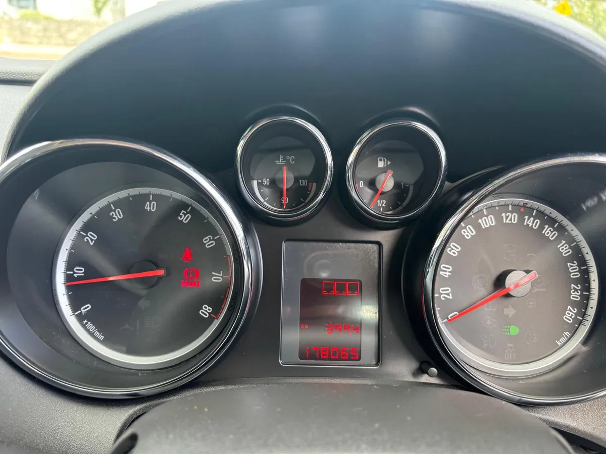 Opel Astra 2011  PETROL  1.4  NEW  MODEL - Image 4
