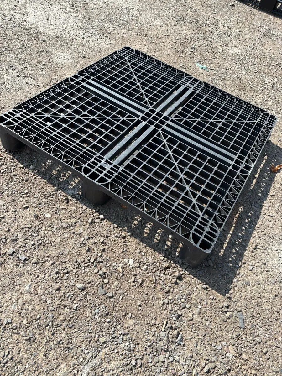 Plastic pallets - Image 1